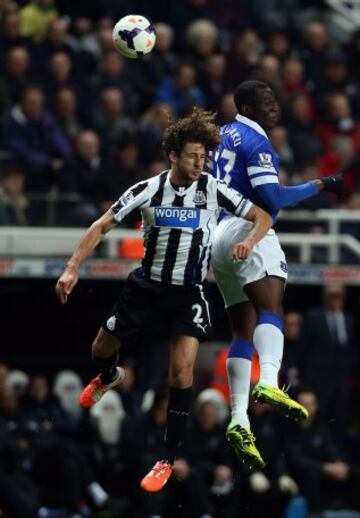 Fabricio Coloccini y Romelu Lukaku.