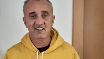 15-05-2024. JUAN CASTAÑO QUIRÓS, 'JUANELE', POSA CON SU LIBRO 'MI VERDAD' DESPUÉS DE ABANDONAR EL HOSPITAL CENTRAL DE ASTURIAS DONDE SE ENCONTRABA INGRESADO DESDE EL 24 DE FEBRERO POR UN ICTUS.