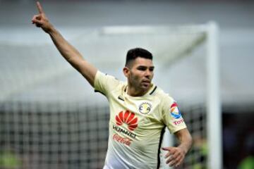 'El Chino' Romero busca retomar su institno goleador y poco a poco se ha ido ganando la confianza de su entrenador para iniciar los juegos.