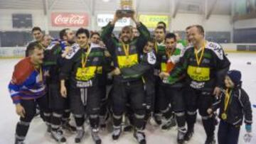 Los jugadores del Escor-Avenda&ntilde;o, de Vitoria, levantan el trofeo de Liga.