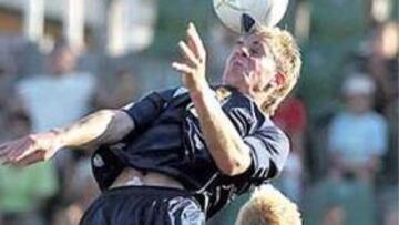 <b>CON FUERZA. </b>Adams, en un salto. A la izquierda, Gemmill.