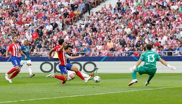 Recibe Ueda en el área para encarar a Oblak y el remate del japonés rebota en Oblak y en Hermoso hasta introducirse el balón en la portería.