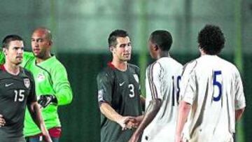 Los jugadores de ambos equipos se felecitan al final del partido