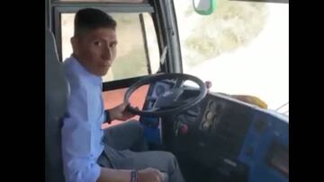 Nairo conduce un bus en Cómbita