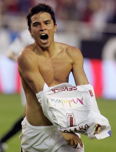 Vistió la camiseta del Barcelona tres temporadas entre 2001 y 2004. Tras jugar las siguientes dos temporadas cedido por el club azulgrana en el Mónaco (2004-05) y en el Sevilla (2005-06), regresó al Barcelona para disputar la temporada 2006-07. 