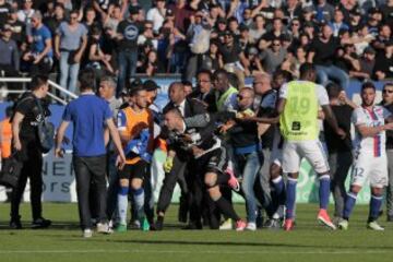 Las imágenes del ataque de los ultras del Bastia a jugadores del Lyon