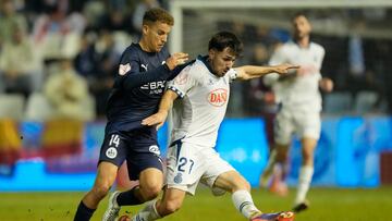 LLEIDA, 30/10/2025.- El centrocampist del Atlètic Lleida Nil Sauret (i) ante el delantero del RCD Espanyol Javi Hernández durante el encuentro correspondiente a la primera ronda de la Copa de Rey entre el Atlètic Lleida y el RCD Espanyol en el Camp DEsports de Leida, este jueves. EFE/ Enric Fontcuberta