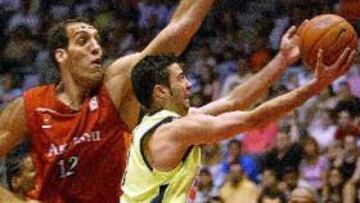 <b>DERBI CATALÁN. </b>Juan Carlos Navarro intenta anotar una canasta con la oposición de Roberto Dueñas.