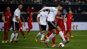 KAISERSLAUTERN, GERMANY - OCTOBER 08: Leon Goretzka of Germany scores the opening goal during the FIFA 2018 World Cup Qualifier between Germany and Azerbaijan at Fritz-Walter-Stadion on October 8, 2017 in Kaiserslautern, Rhineland-Palatinate. (Photo by Adam Pretty/Bongarts/Getty Images)