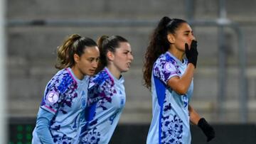 Alba Cerrato y De la Cuerda corren detr¨¢s de Celia Segura, que abri¨® el marcador en el Espa?a-Portugal Sub-17 de la Eurocopa 2024.