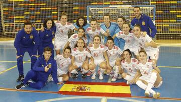 La Selección Española celebra el título.