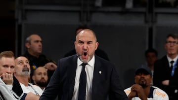 MADRID, 04/05/2025.- El entrenador del Real Madrid, Chus Mateo, durante un encuentro correspondiente a la jornada 30 de Liga Endesa disputado este domingo entre el Real Madrid y el Valencia Basket en el Movistar Arena de Madrid. EFE/ Juan Carlos Hidalgo