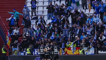 El Málaga celebra uno de los goles en Albacete ante su afición.