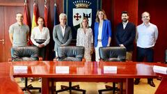 Las alcaldesas Rocio García (Alcobendas) y Paloma Tejero (Pozuelo) en el centro de la imagen.