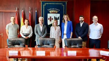 Las alcaldesas Rocio Garc¨ªa (Alcobendas) y Paloma Tejero (Pozuelo) en el centro de la imagen.