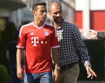 Thiago junto a Guardiola.