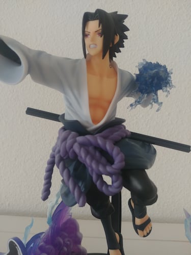 Las figuras de Naruto y Sasuke que cruzan los dos ataques más fuertes del anime
