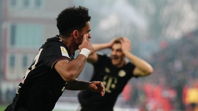 Josip Stanisic alaba a Luis Díaz: “Nunca para, es muy difícil marcarlo”