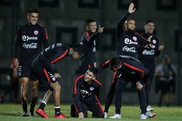 Rostros llenos de sonrisas. Así se veía la Selección al llegar al aeropuerto de Seul para el amistoso ante Corea del Sur este martes. Selfies y autógrafos.