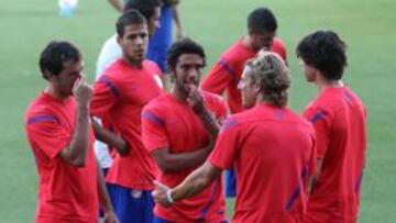 <b>EN GRUPO. </b>Forlán habla con sus compañeros del Atlético Godín, Domínguez, Sílvio, Fran mérida y Tiago en el entrenamiento de ayer en el Vicente Calderón