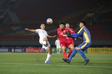 Hwang Hee-chan (Sur) y Ri Yong-Chol (Norte) disputan la pelota. 