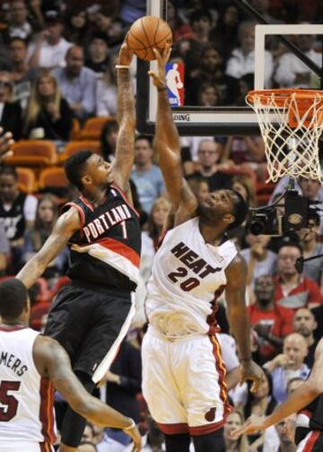 Greg Oden tapona a Dorell Wright.