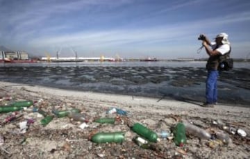 La ciudad de Río de Janeiro continúa recibiendo las críticas a nivel local y en el extranjero por el estado en el que se encuentran las aguas donde se tiene previsto realizar las competiciones como la maratón de natación, vela y los eventos de triatlón de los Juegos Olímpicos de 2016. Sin tratamiento de aguas residuales y llenas basura las playas de Copacabana y la Bahía de Guanabara, se encuentran en un estado desastroso