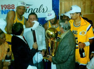 El Showtime de los Lakers contra los Bad Boys de Detroit. Y una Final antol¨®gica resuelta en el viejo Forum y en un s¨¦ptimo partido en el que los Pistons casi remontan 15 puntos en el ¨²ltimo cuarto. Salv¨® a los Lakers el MVP James Worthy, que cerr¨® el duelo clave con 36 puntos, 16 rebotes y 10 asistencias. Pero el gran momento de las Finales estuvo en el sexto. Con 2-3 a favor, los Pistons lo tuvieron (cayeron 103-102 tras un fallo final de Joe Dumars) en una actuaci¨®n legendaria de Isiah Thomas: 43 puntos y 8 asistencias pese a la fea lesi¨®n de tobillo que sufri¨® en un incre¨ªble tercer cuarto en el que, lesionado, sum¨® 25 puntos. Un momento hist¨®rico en el ¨²ltimo anillo de los Lakers de Magic Johnson y Kareem Abdul-Jabbar.