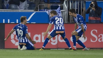 Manu Garc&iacute;a celebrates scoring the decisive goal in Mendizorrotza. 