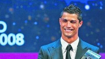 <b>LA CULMINACIÓN</b> Cristiano Ronaldo sonríe satisfecho al recoger el premio que la FIFA otorga al mejor jugador del año. Fue la rúbrica a una temporada espléndida.