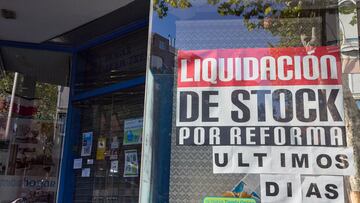 Un negocio anuncia liquidación por reforma, a 28 de julio de 2022, en Madrid (España). El paro ha bajado en 255.300 personas entre abril y junio de este año, el mayor descenso para un segundo trimestre desde 2018, además, el número de parados cayó por debajo de los tres millones por primera vez desde 2008. La ocupación aumentó en 383.300 puestos de trabajo entre abril y junio. Al finalizar junio, el número total de parados se situó en 2.919.400 personas y el de ocupados, en 20.468.000 personas, según se desprende de la Encuesta de Población Activa (EPA) correspondiente al segundo trimestre publicada por el Instituto Nacional de Estadística (INE).
28 JULIO 2022;DESEMPLEO;EMPLEO;LOCAL COMERCIAL;CIERRE EMPRESA;
Jesús Hellín   / Europa Press
28/07/2022