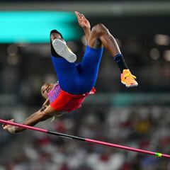 Why are the records different in the World Championships in outdoor and indoor athletics?