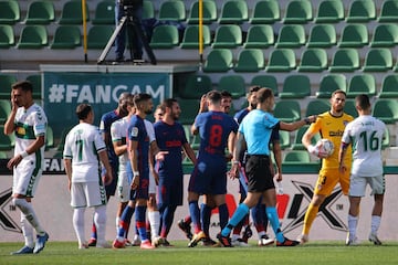 Protestas de los jugadores rojiblancos al árbitro Melero López tras pitar penalti a favor del Elche por mano de Llorente. 