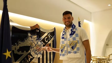 Roko Baturina, posando con la bufanda del Málaga CF en La Rosaleda.