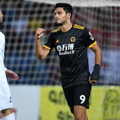 Raúl Jiménez ya es el tercer mexicano con más goles en copas europeas