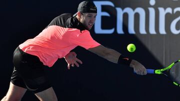 Jack Sock devuelve una bola ante Yuichi Sugita en el Open de Australia.