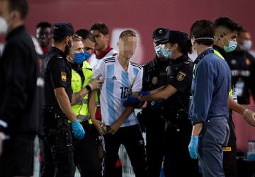 En el minuto 53 el partido se detuvo al saltar un espontÃ¡neo al terreno de juego.