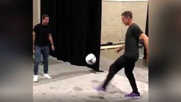 Thierry Henry, Jamie Redknapp y Steve Nash dominan el balón de manera magistral