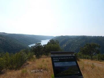       Una ruta de 7,8 km que parte de la localidad cacereña de Herrera de Alcántara, en el entorno del Parque Natural Tajo Internacional. Un trazado en el que el senderista descubrirá la belleza de este espacio, su flora y fauna, a lo largo de todo el recorrido. Un paisaje interesante que podrás observar en todo su esplendor desde lo alto del Mirador de Negrales, que ofrece al visitante impresionantes vistas del río Tajo, y sus orillas española y portuguesa; así como las imágenes que nos brindan lo meandros del arroyo Negrales. Una ruta para disfrutar en estado puro de un territorio declarado espacio protegido.    