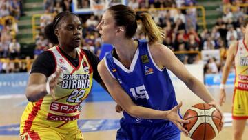 Laura Gil intenta superar a Vionisa Arons en el primer partido de la final de la Liga D&iacute;a de baloncesto.