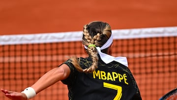 La tenista Victoria Azarenka entrena con una camiseta de Kylian Mbapp¨¦ en Roland Garros.