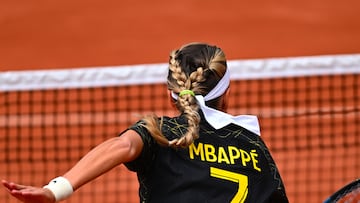 La tenista Victoria Azarenka entrena con una camiseta de Kylian Mbappé en Roland Garros.