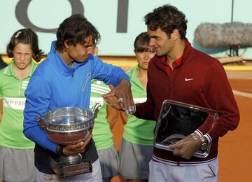 Nadal llegaba tocado, pues ven¨ªa de perder las finales de los Masters 1.000 de Madrid y Roma frente a Djokovic, y peligraba su n¨²mero uno. Pero se hizo fuerte en Par¨ªs, su talism¨¢n. En un ¨²ltimo partido vibrante, en el que remont¨® un 5-2 en la primera manga, bati¨® otra vez a Federer por 7-5, 7-6, 5-7 y 6-1. Era su d¨¦cimo Grand Slam y el sexto en el santuario de la arcilla, que le pon¨ªa a la altura de Bjorn Borg como el tenista con m¨¢s t¨ªtulos en Par¨ªs.