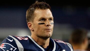 El jugador de fútbol americano Tom Brady con rostro serio durante un partido con los New England Patriots.