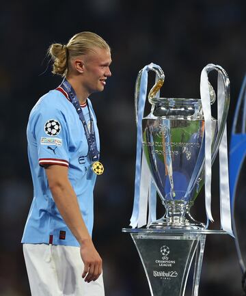 El delantero noruego del Manchester City, Erling Haaland, junto al trofeo de la Champions League.