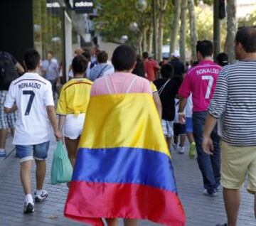 Miles de aficionados acuden a la presentación de James Rodríguez en el Bernabéu.