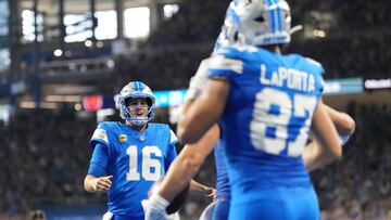 Jared Goff threw five touchdown passes and racked up 334 passing yards as the Lions rolled past the Bears, 52-21, Ford Field on Sunday.