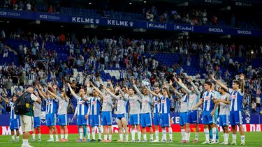 Lo jugadores del Espanyol celebran una victoria con su público.