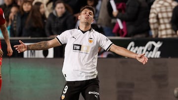 VALENCIA, 13/02/2024.- El delantero del Valencia, Hugo Duro, al finalizar el partido de la jornada 25 de LaLiga que Valencia CF y Sevilla FC disputaron este sábado en Mestalla. EFE/Kai Fösterling