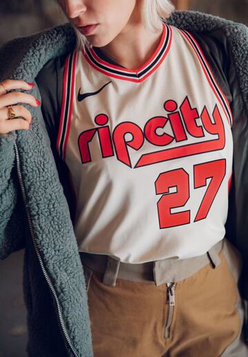 Para la temporada que celebra el 50º aniversario del equipo, los Trail Blazers vestirán una mezcla de sus dos primeras equipaciones (70-71 y 71-75). El pecho luce el mantra de Portland, “Rip City”, impreso con un diseño retro.